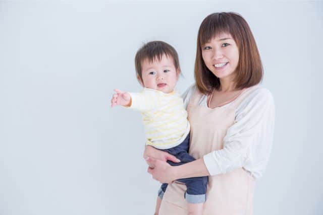 お母さんに抱っこされた1歳の子ども