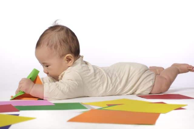 折り紙で遊ぶ赤ちゃん
